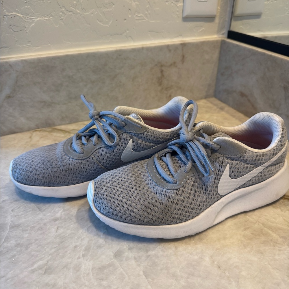 Nike Women’s Light Gray Sneakers